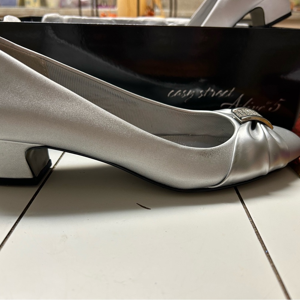 Easy Street Women's Metallic Silver Flats with Bow